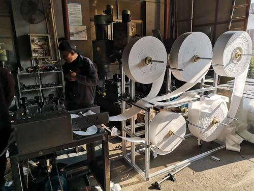 我司设计了这款kn95高速口罩机,采用高频超声波压焊切割,产品下线速度